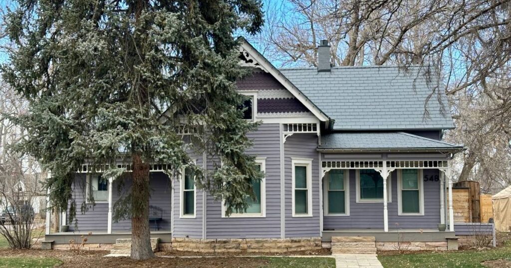 une maison avec des arbres autour